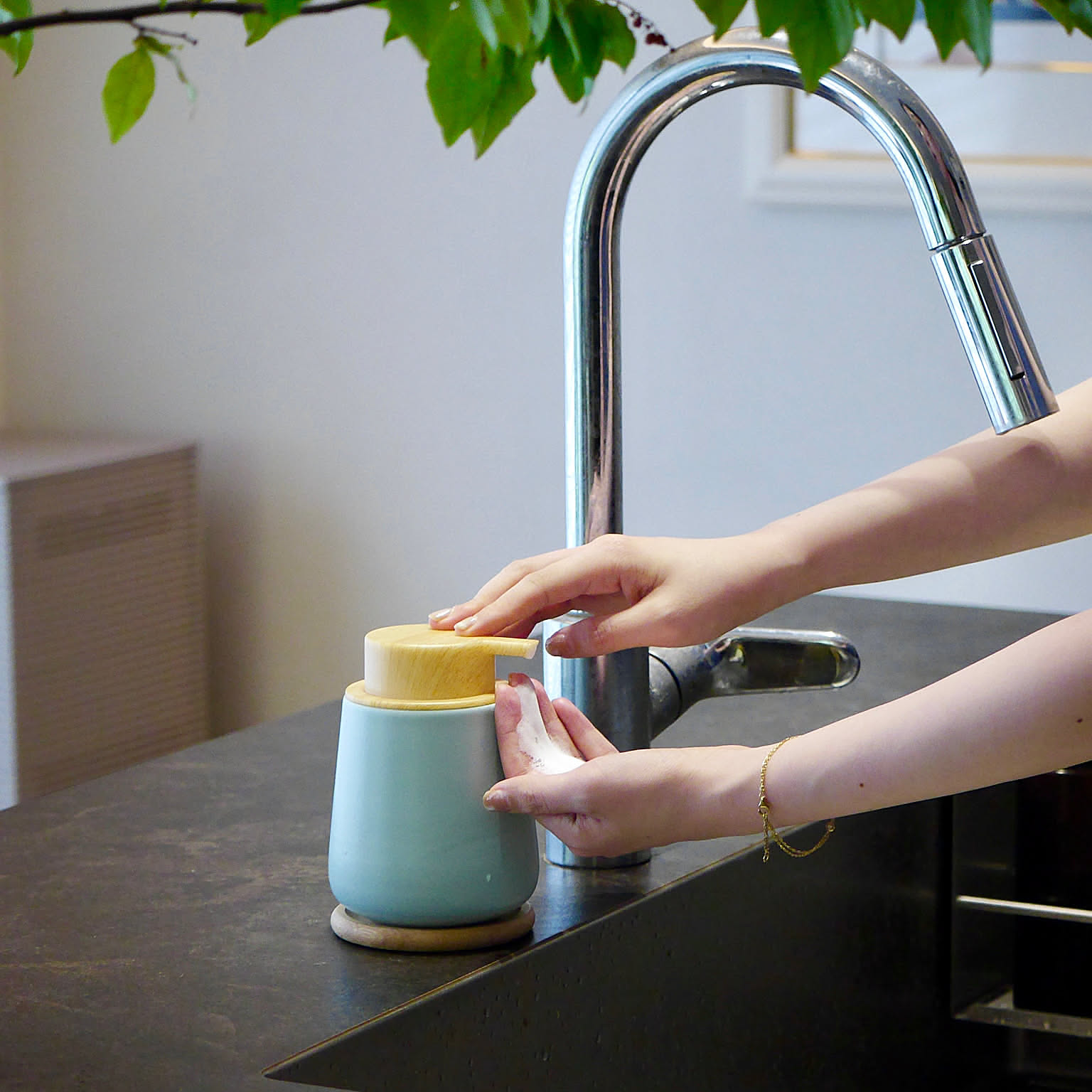 水まわりを洗練してくれる美濃焼の泡ソープディスペンサー」 by Norika