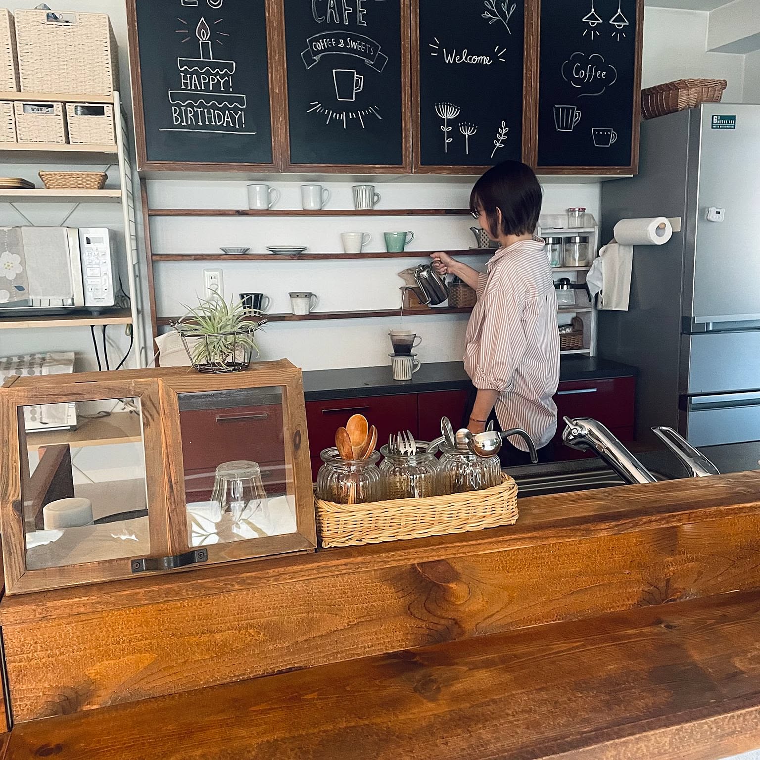 厳選とDIYで洗練する、居心地の良いカフェ風キッチンのつくり方」 by