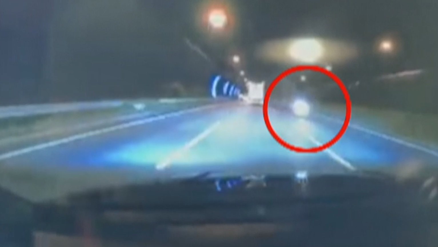 「ほぼ爆発だった」正面衝突の瞬間映像　高速道を15km逆走のバイクがトレーラーに… (2021年8月11日) - Vimarsana News