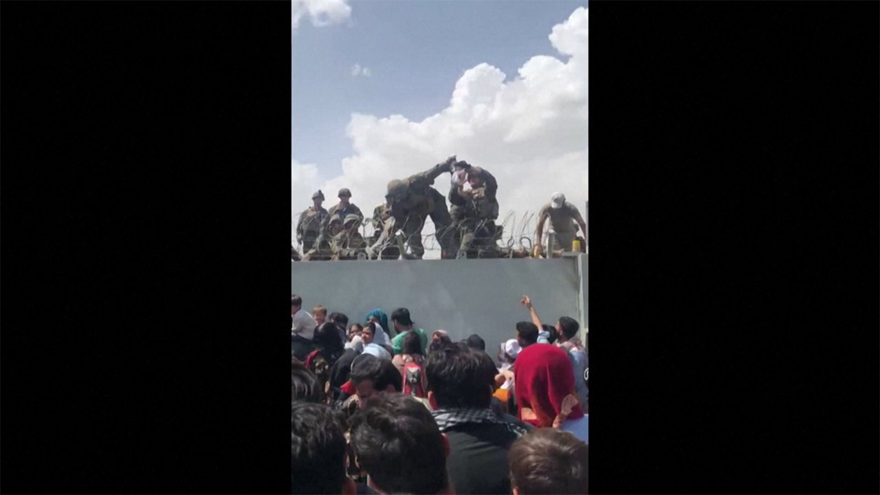 アフガニスタン情勢 カブール空港周辺に市民殺到　米兵にわが子託す両親も (2021年8月21日) - Vimarsana News