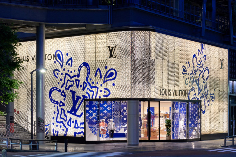 ルイ・ヴィトン渋谷メンズ店がバンダナ調の背景にモノグラム・モチーフ 
