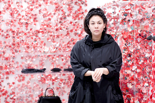 シモーネ・ロシャ“花はまるでファッション”【INTERVIEW】 (2015年4月2 