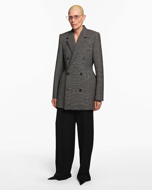 ルック】バレンシアガがSPRING 26コレクションを発表。デムナによる