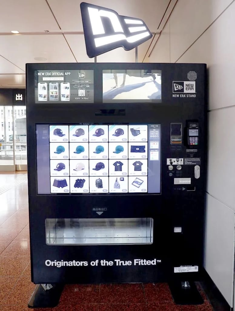 羽田空港に「ニューエラの自動販売機」出現。実際に限定キャップを買い