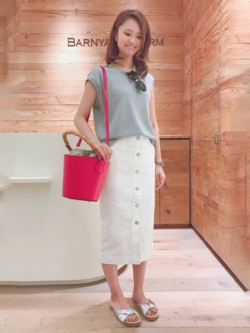 ホワイト系デニムスカートを着回す 大人きれいめ カジュアルな爽やかコーディネート15選 ローリエプレス