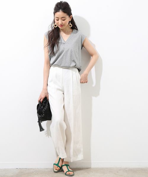 夏のグレーは白でさっぱり見せる グレー 白で作る大人の夏スタイリング ローリエプレス