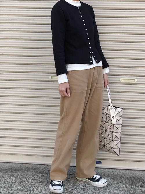 定番 黒カーディガン で春コーデ 人気タイプ別のお手本スタイルをご紹介します ローリエプレス