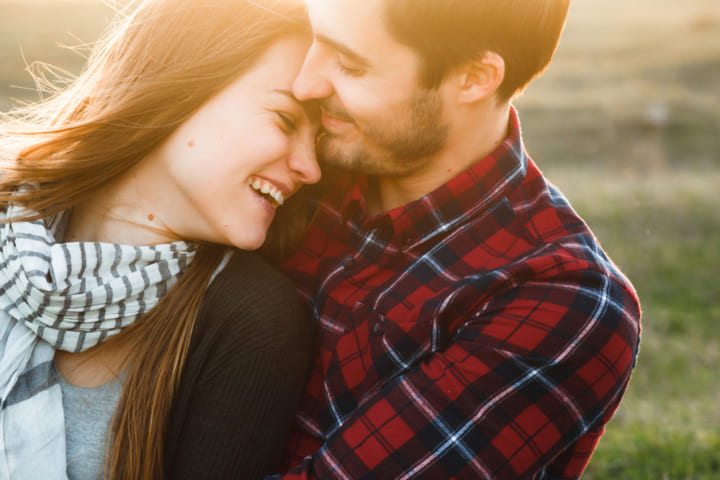 彼氏がハグをする心理って あなたへの愛情度チェック キュンとさせる方法 ローリエプレス