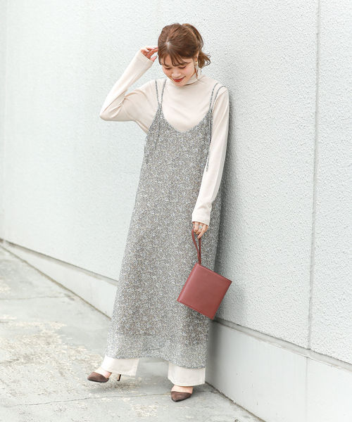 季節の変わり目に頼れるキャミワンピース インナー別の着こなし術 ローリエプレス