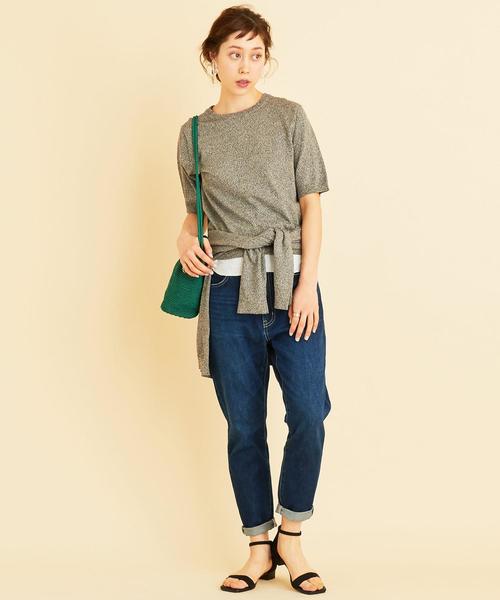 カジュアルコーデの定番 デニムパンツ カラー別トップスの合わせ方 ローリエプレス