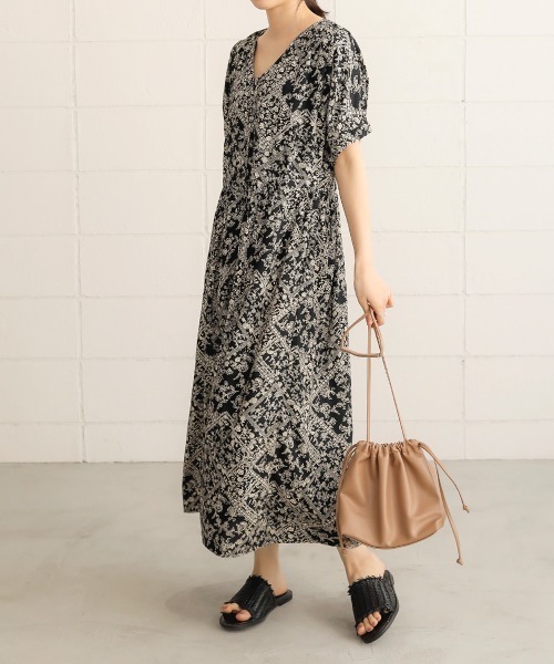 夏の黒ワンピースの正解は 大人のおすすめの黒ワンピ15選 ローリエプレス