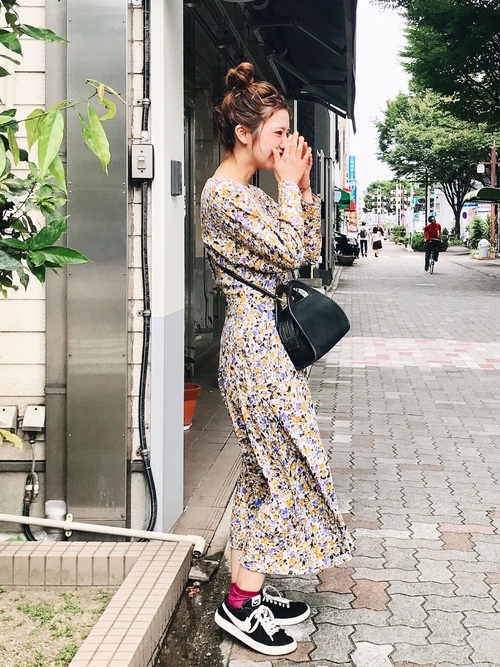 秋も着たい花柄ロングワンピースコーデ 小物使いも大事 ローリエプレス