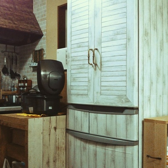 キッチンをイメージチェンジ 100均アイテムを使った冷蔵庫リメイクアイディア ローリエプレス