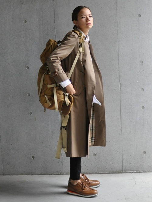 ブーム再燃 ちょいレトロがかわいい バーバリーのアイテムを使った大人コーデ集 ローリエプレス