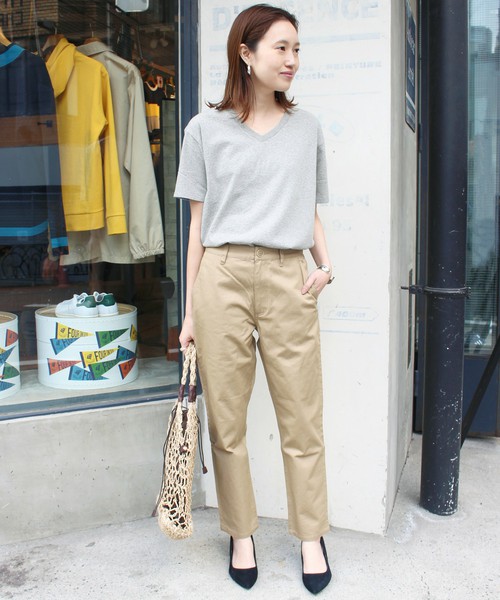 夏の簡単こなれコーデなら グレーのtシャツでラフな着こなしを完成させよう ローリエプレス 夏の簡単こなれコーデなら グレーのtシャツでラフな着こなしを完成させよう ローリエプレス