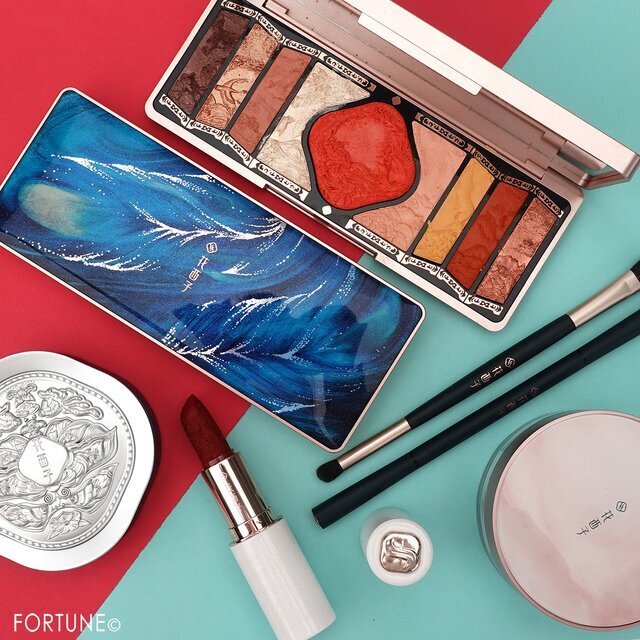 普段使いメイク 中国コスメ 花西子 Florasis 百鳥朝鳳浮き彫りアイシャドーパレットの使い方 ローリエプレス