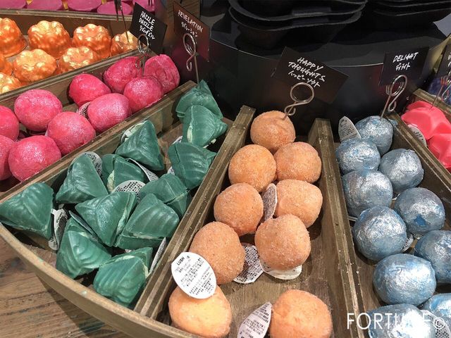 4 27オープン 日本最大規模の店舗 Lush 神戸三宮店 を取材 華やかなプレオープンパーティーの様子もレポ ローリエプレス