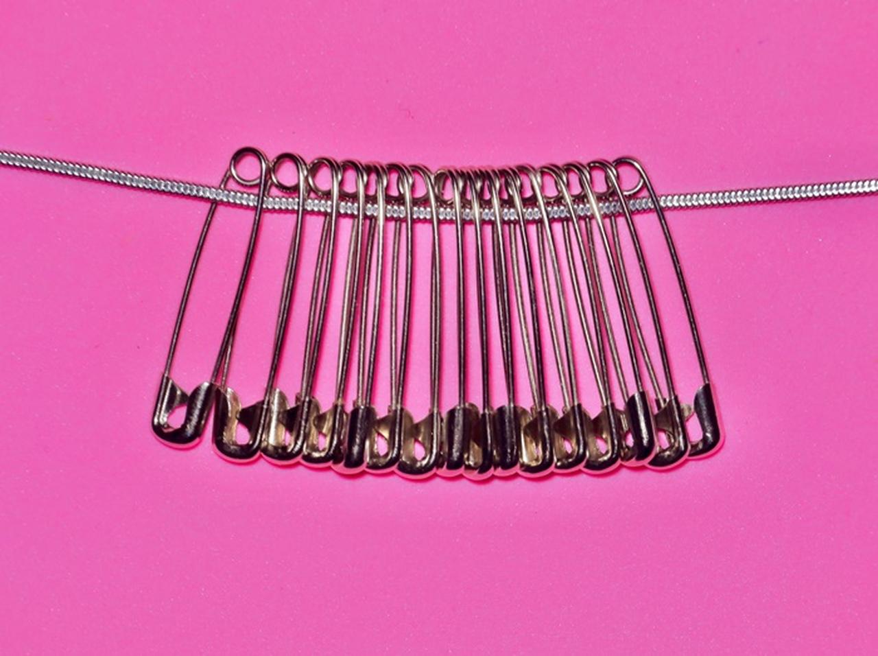 バレンシアガ 普通の安全ピン を高額で売る 19年10月14日 エキサイトニュース