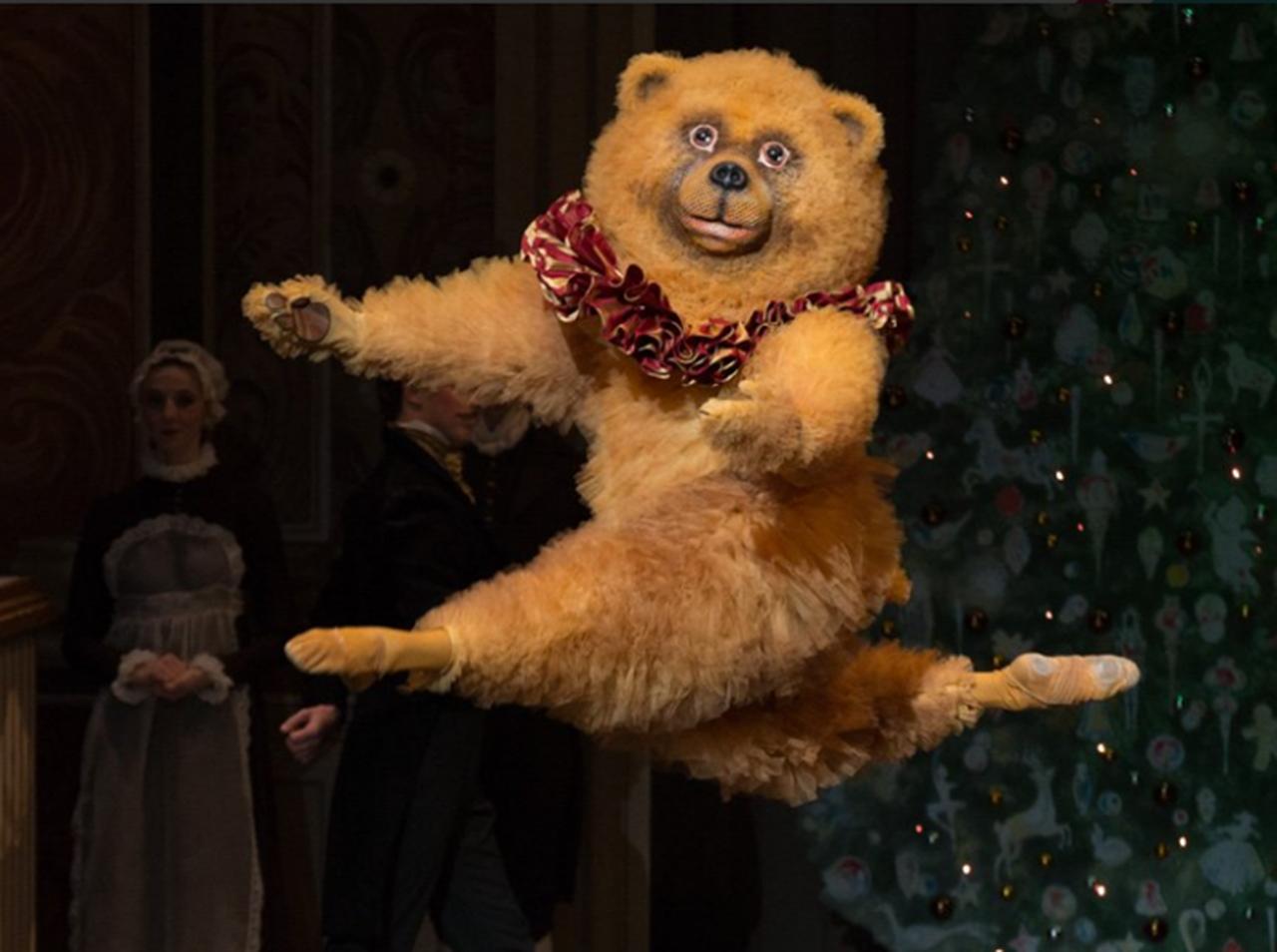 Песня танец медведей. Танцующий медведь. Медведь танцует. Медвежонок танцует. Мишка танцует.