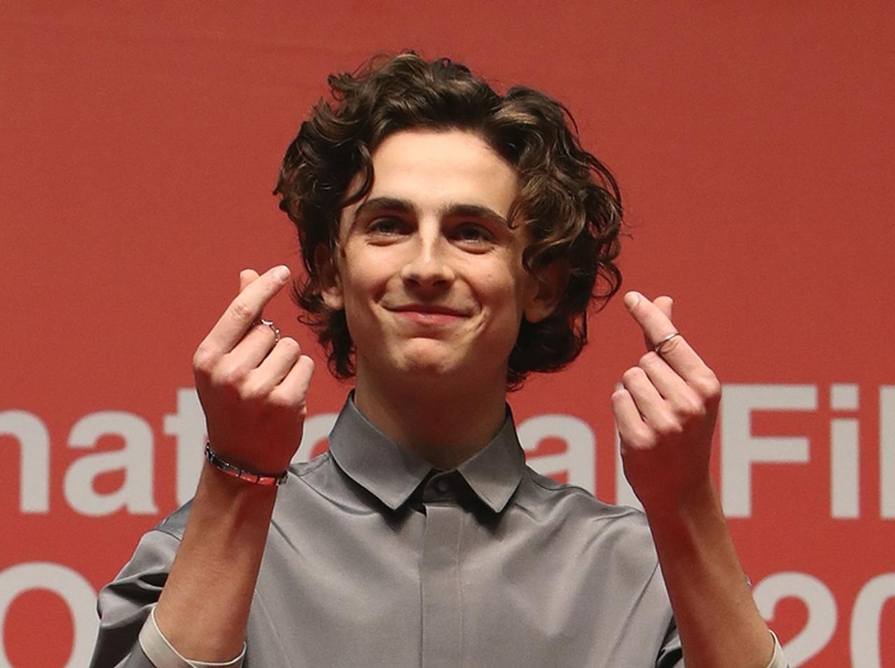 ティモシー シャラメ 指ハート にチャレンジしたときの 無邪気さ が可愛い 19年10月10日 エキサイトニュース