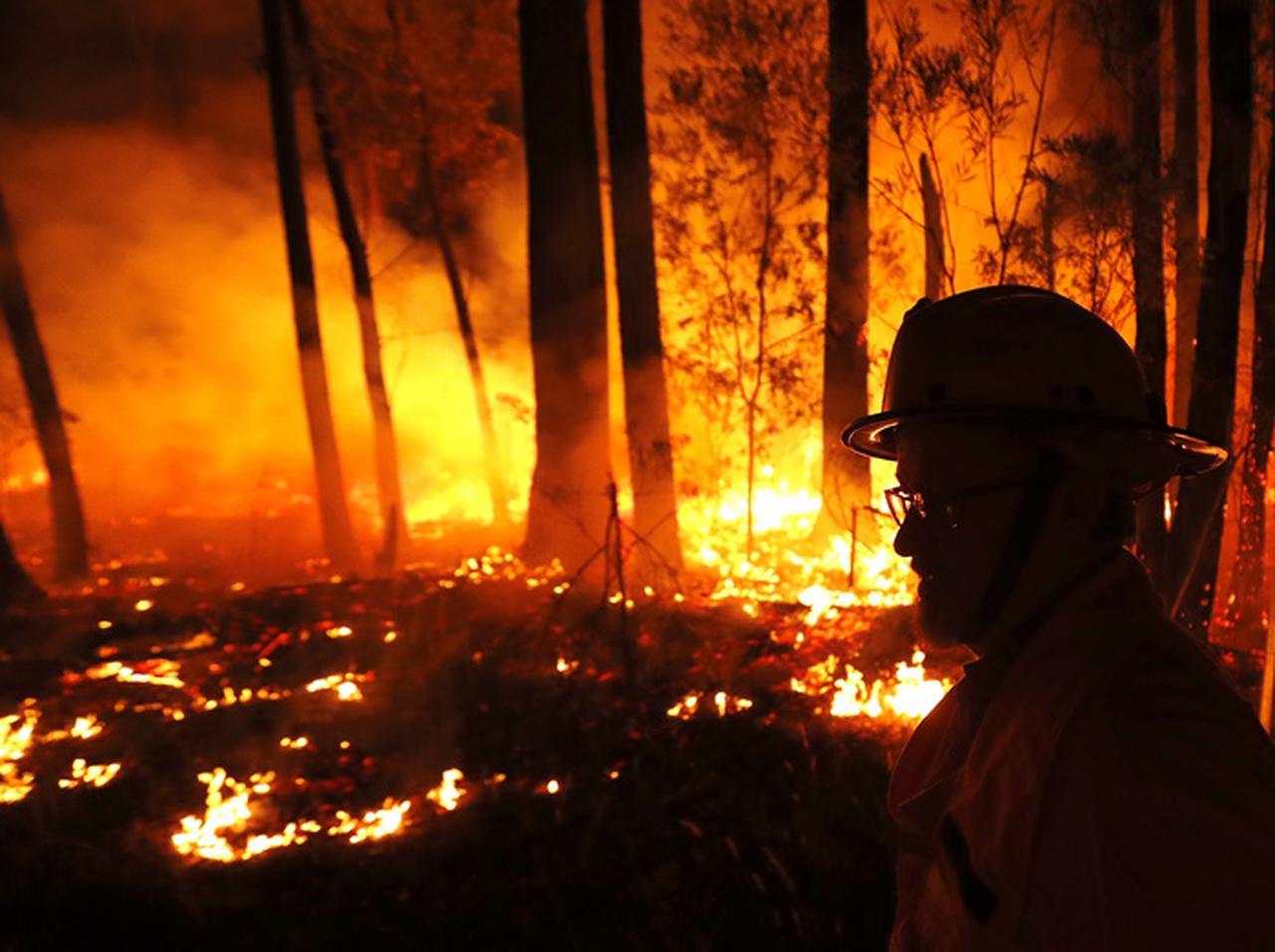オーストラリア森林火災 飛行機が 炎に包まれている ように見える窓からの景色 年1月7日 エキサイトニュース