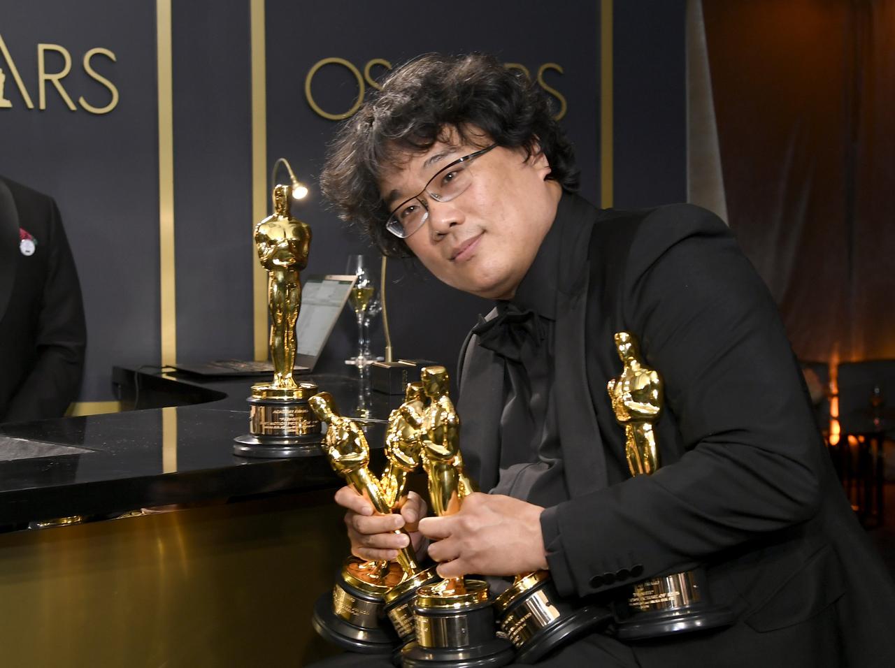 パラサイト ポン ジュノ監督 オスカー像をもらいすぎ が原因でスタッフに謝る その 理由 が優しい アカデミー賞 2020年2月10日 エキサイトニュース