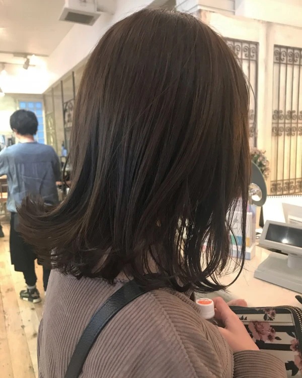カラー後のシャンプーにはコツが必要 美容師直伝 ヘアカラーの色落ち を防ぐ方法 ローリエプレス