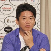 ヒトラーTシャツの堀江氏が反論「シャレわかんねー奴多い」