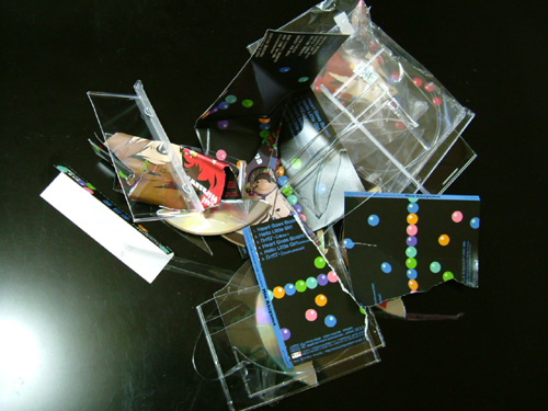 けいおん にブチギレしたファン けいおん Cdをバキボキと破壊 09年6月18日 エキサイトニュース