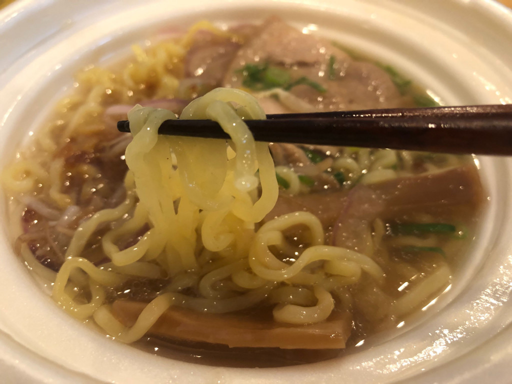 牛骨の旨味と甘みをダイレクトに表現 でも量は少なめのセブン イレブン 牛骨醤油ラーメン 年8月日 エキサイトニュース