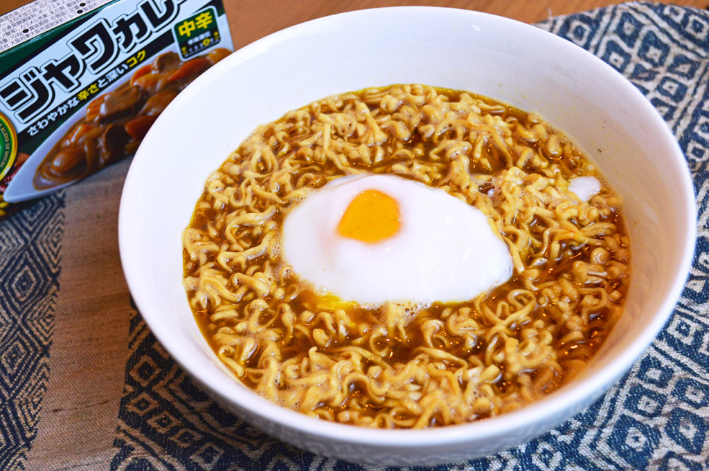 チキンラーメンにジャワカレーをひとかけら入れると究極のカレーラーメンに変身 鶏ガラの旨味とスパイスが極限まで味を高め合う 年11月17日 エキサイトニュース