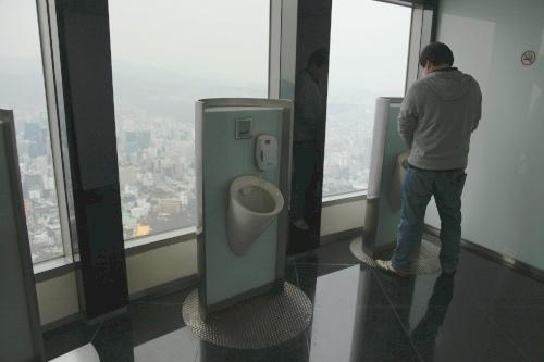 韓国の高層トイレが凄い 高所恐怖症な人は漏らしそうって言うか漏らしてok 13年4月8日 エキサイトニュース