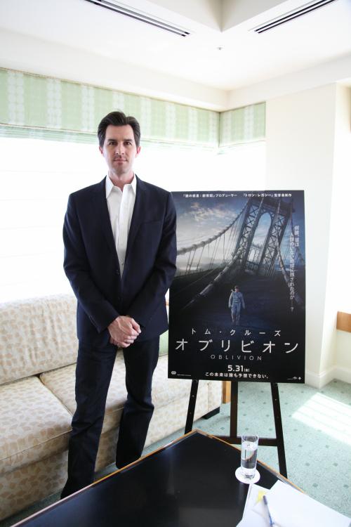 トム クルーズ主演映画 オブリビオン 監督にインタビュー 物語中のヒントやどんでん返しを楽しみにして欲しい 13年5月29日 エキサイトニュース