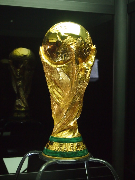 ブラジルで掲げるのはどの国に!? サッカー・FIFAワールドカップトロフィーがお披露目ツアーで来日中 (2014年4月11日) - エキサイトニュース