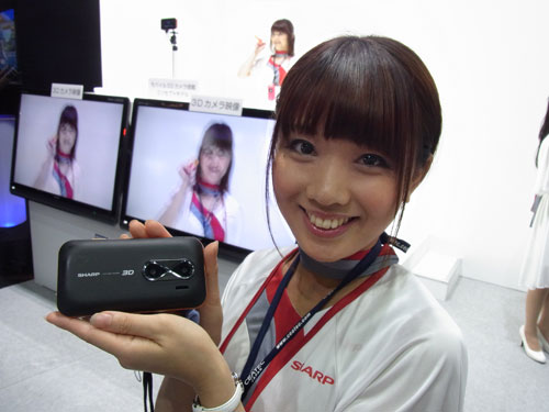 Ceatec Japan 10 ちょっとドキドキする 3d美女がカメラ目線であなたに迫るシャープのモバイル3dカメラ展示 10年10月6日 エキサイトニュース