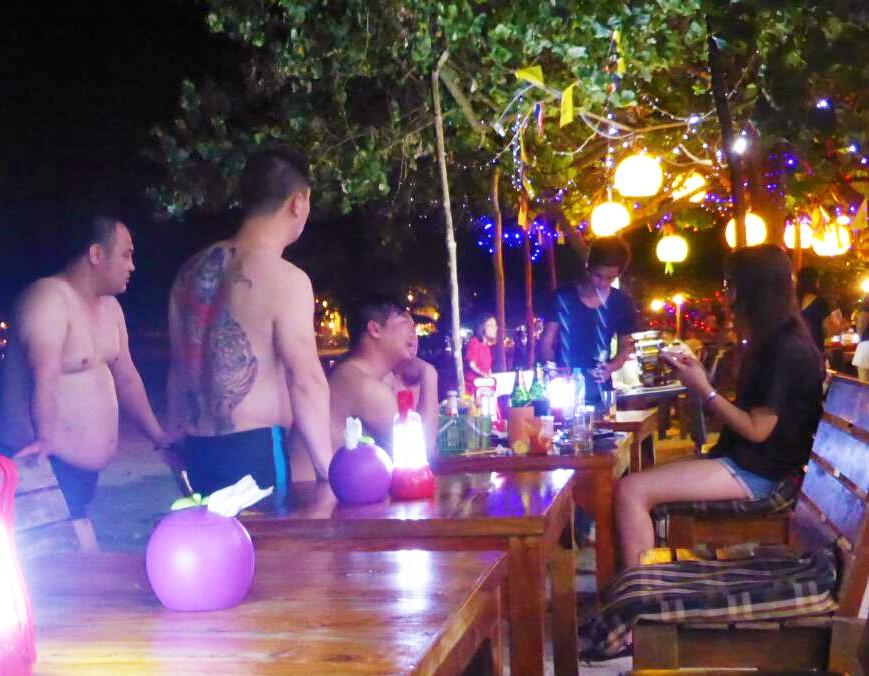 タイ サメット島のビーチで中国人が大騒ぎー欧米人観光客は呆れ顔 16年1月14日 エキサイトニュース