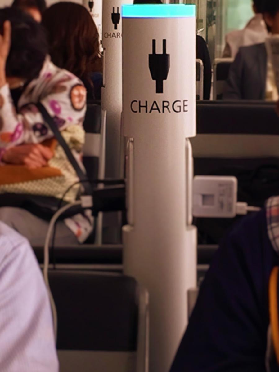 羽田国際線ターミナルの スマホ 携帯 パソコン用充電ポール が好評 16年5月24日 エキサイトニュース