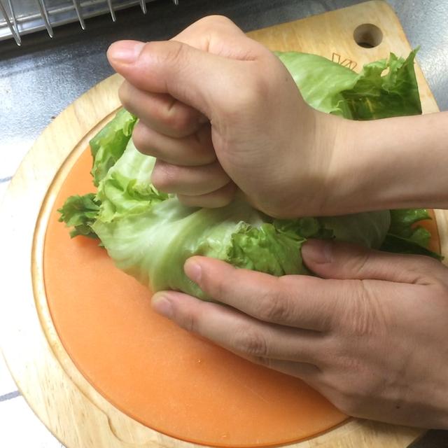 レタスの芯を簡単に取る 長持ちさせる保存テクニック 16年5月31日 エキサイトニュース