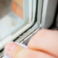 窓枠の四隅の汚れを粗塩を使って簡単に取る方法