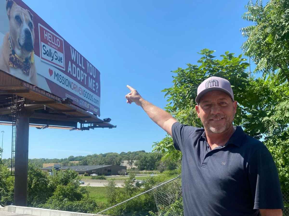 この犬を見て 道路沿いに登場した巨大な広告に 素晴らしいアイディア 21年9月19日 エキサイトニュース