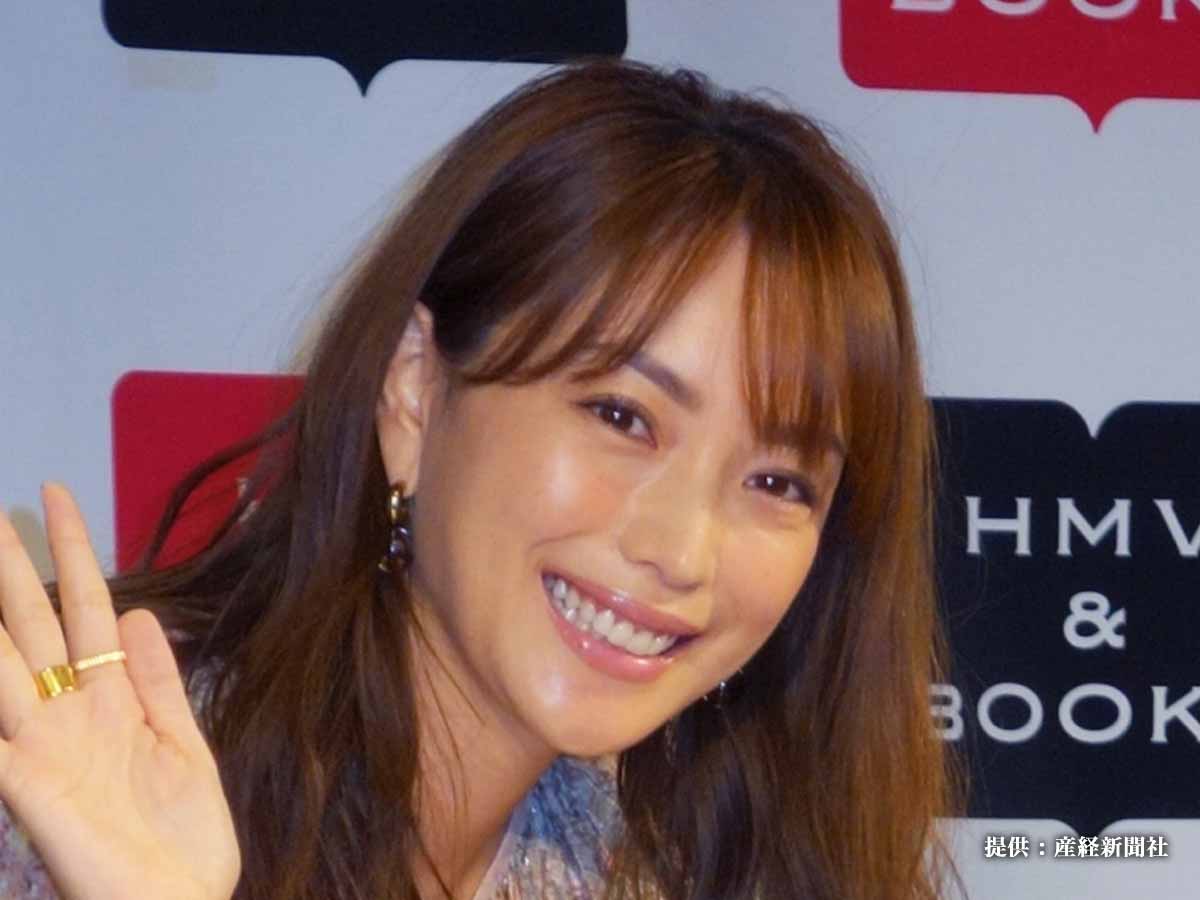 蛯原友里が投稿した 息子と夫の海辺ショット が 家族愛そのもの と話題 年8月26日 エキサイトニュース