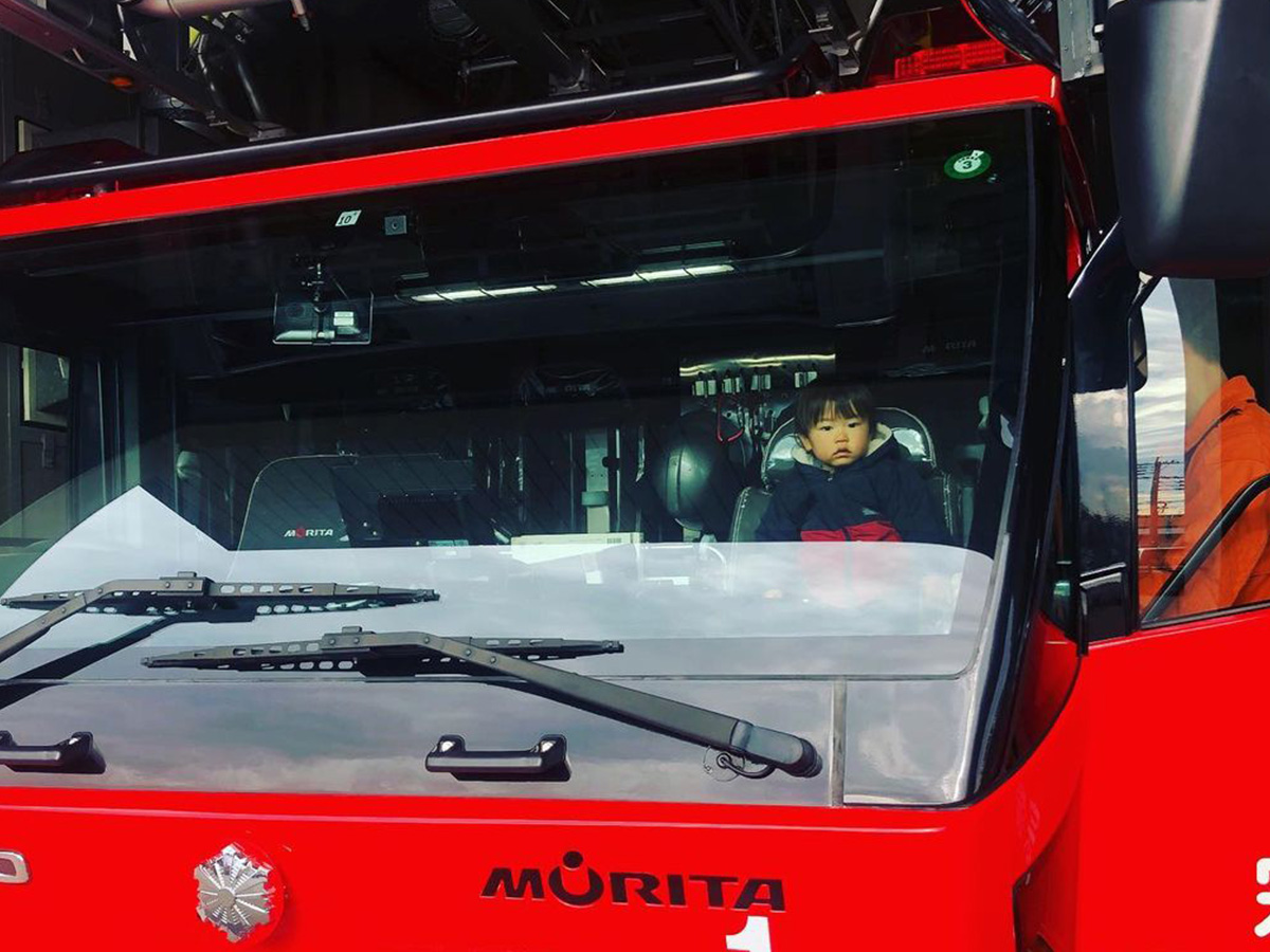 消防車を見ていた男の子 １人の消防士が気付くと 21年3月11日 エキサイトニュース