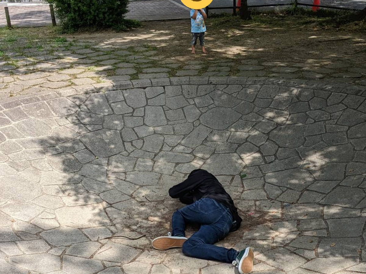 公園で ヤムチャごっこ をした男性 写り込んだ光景に 爆笑した 強い 22年5月30日 エキサイトニュース