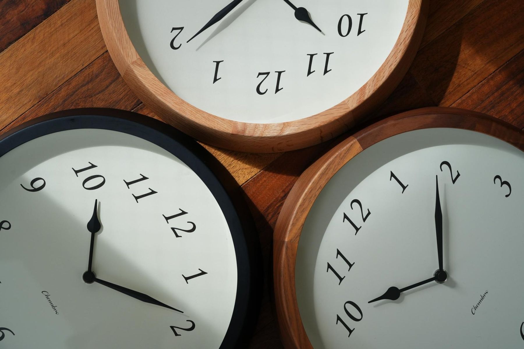 木の温もりを、時とともに。インターゼロが日本製掛け時計の新作