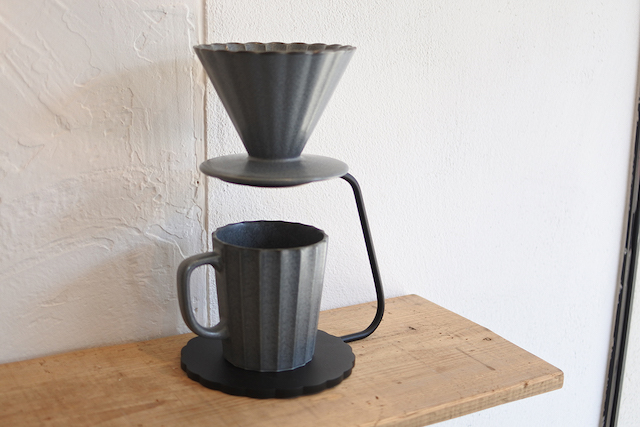 デザインも秀逸、岐阜の陶器×鉄家具メーカーがコラボしたコーヒー 