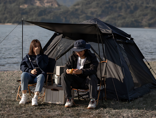 たったの30秒でテントが設営できる！キャンプ初心者にうってつけ