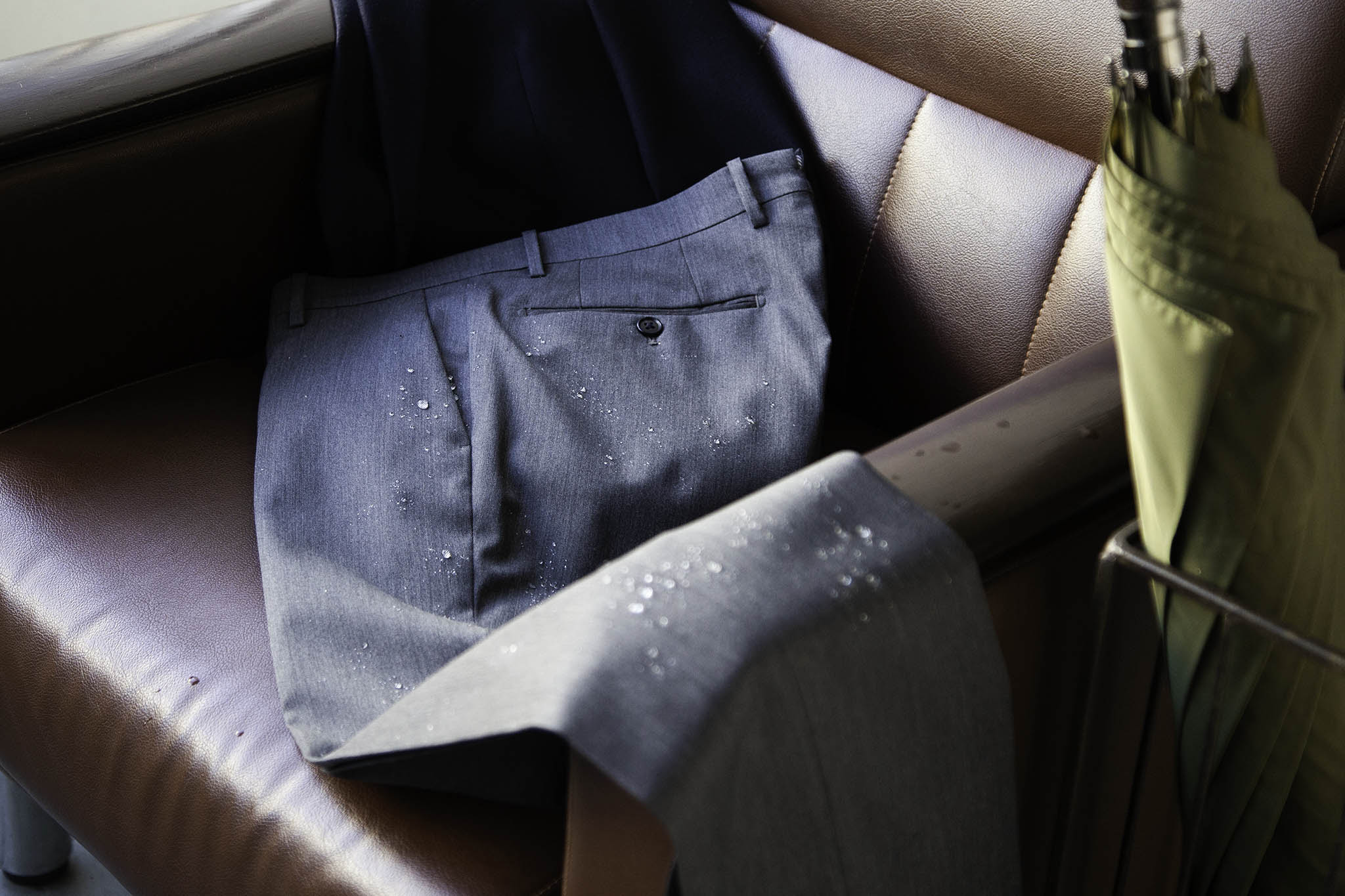 ビジネスマンは手放せなくなる 上質で高機能な 撥水スラックス 登場 19年2月13日 エキサイトニュース