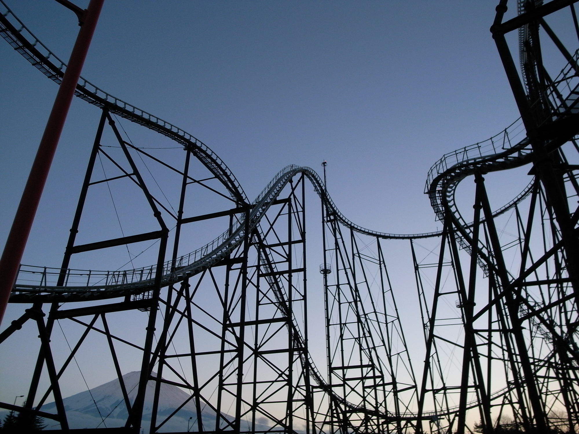 4.9秒で時速240km!? 世界のクレイジーなジェットコースターランキングが発表(2015年5月8日) エキサイトニュース(1/3)