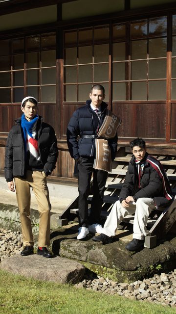 静謐な日本庭園にも映える、「TOMMY HILFIGER」のパッファージャケット