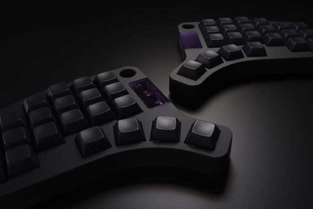 ワークパフォーマンスがアップ！肩が自然と開く分割キーボード 